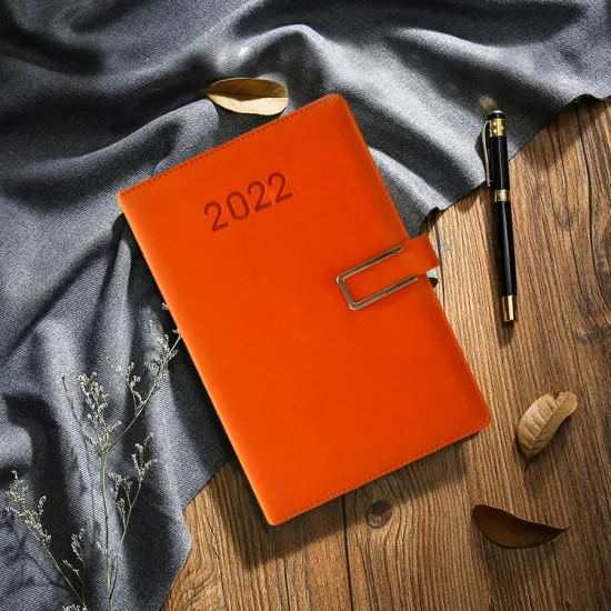 Werbe-Notizbuch und Stift 2022–2023. Hübsche wöchentliche Tagesplaner mit individuell bedrucktem Logo im Business-Geschenkbox-Set